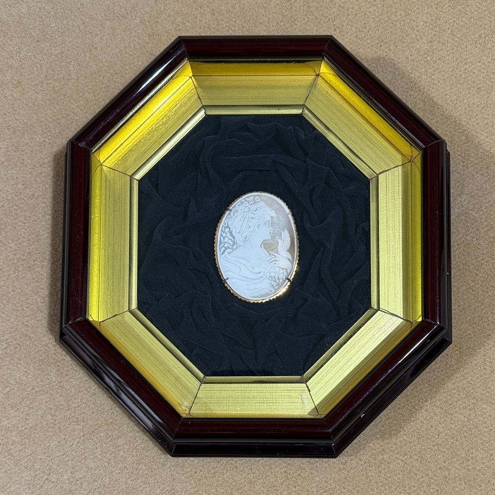 ITALIAN OCTAGONAL MAHOGANY LAQUER & GOLD FRAMED LARGE CAMEO HANGING SHADOW BOX